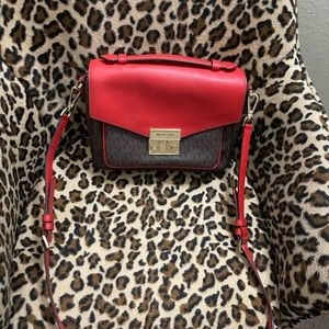 Michael Kors crossbody purse super cute in good condition